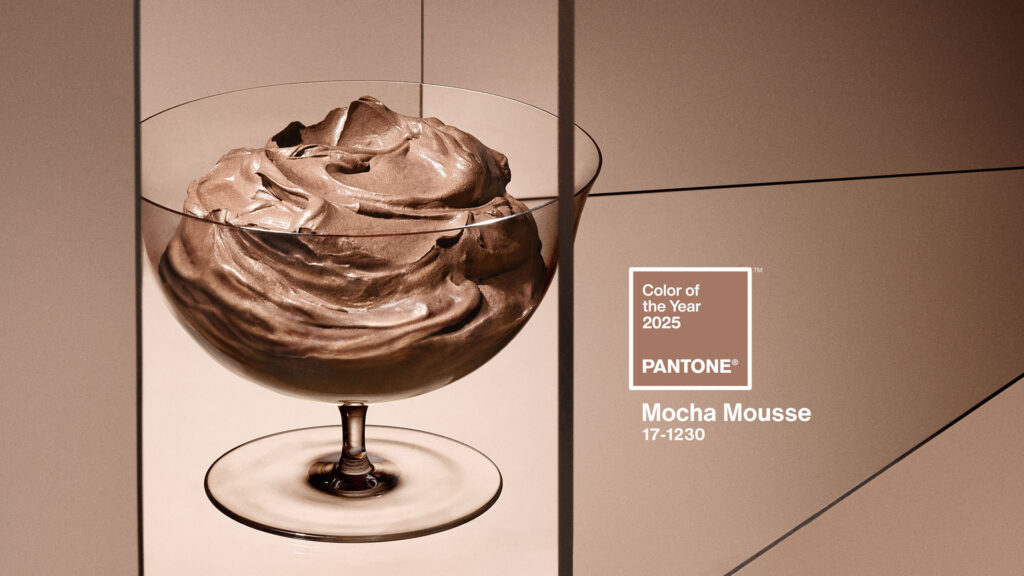 PANTONE Mocha Mousse, um tom marrom quente imbuído de uma riqueza inerente, que nutre evocando a qualidade deliciosa do cacau, chocolate e café, apelando para o nosso desejo por conforto.