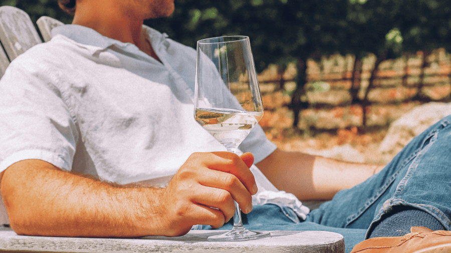 vinho branco seco: leveza e frescor para dias ensolarados